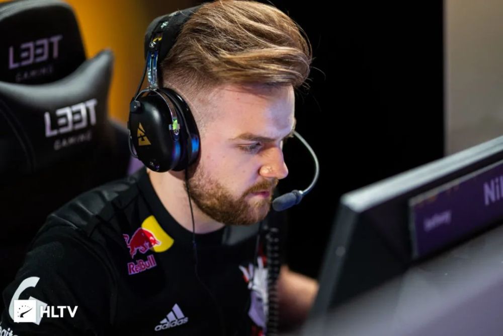 FlyQuest 首先进入了 StarLadder 布达佩斯 Major 2025 第二阶段，而 Rare Atom 被淘汰