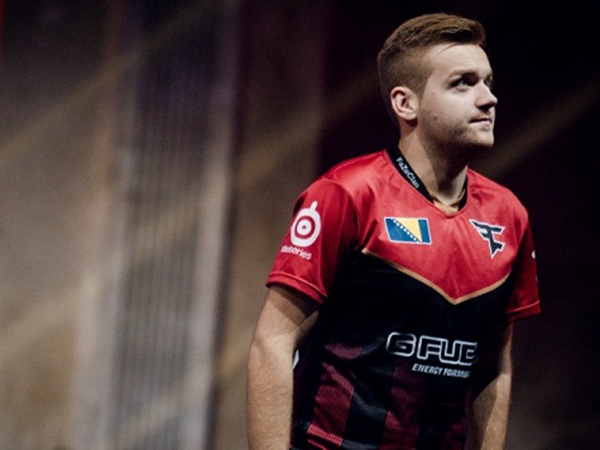 CSGO G2选手m0NESY比赛中卡bug又被喷