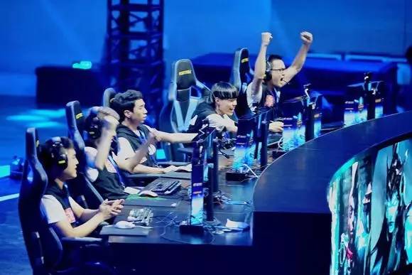 Batujnax 解决了签证问题，将为 Apeks 参赛；在 VCT 2025：EMEA Kickoff